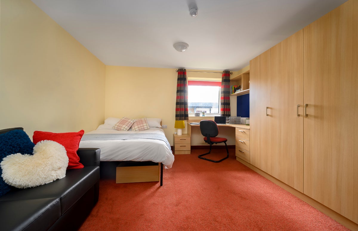 Room Cadnam Close in Birmingham