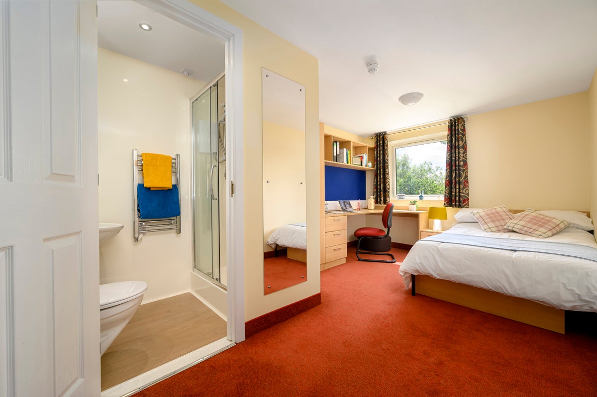Room Cadnam Close in Birmingham