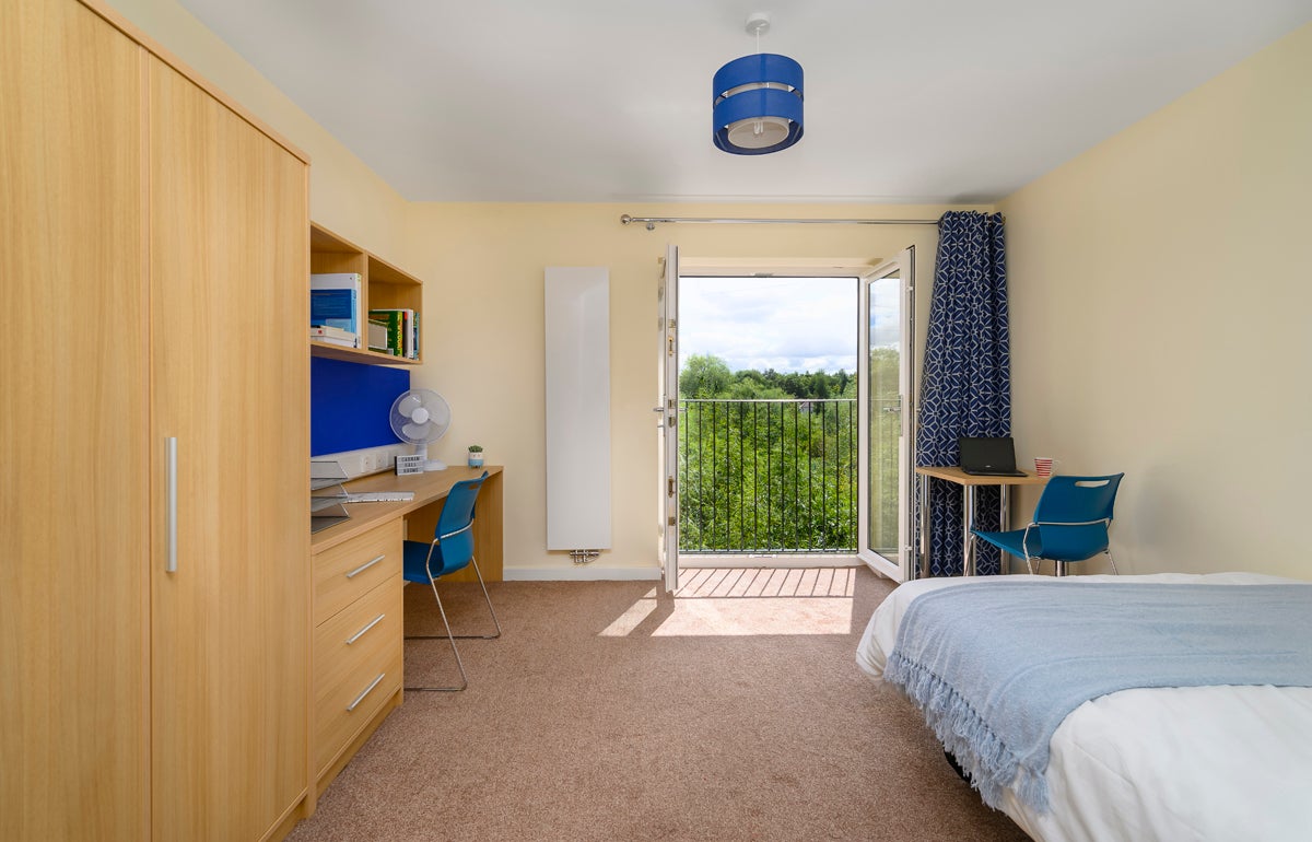 Room Cadnam Close in Birmingham
