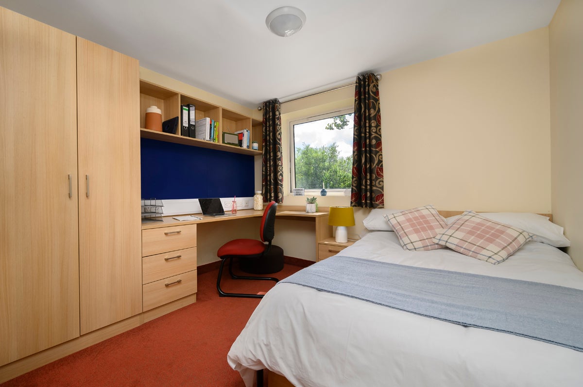 Room Cadnam Close in Birmingham