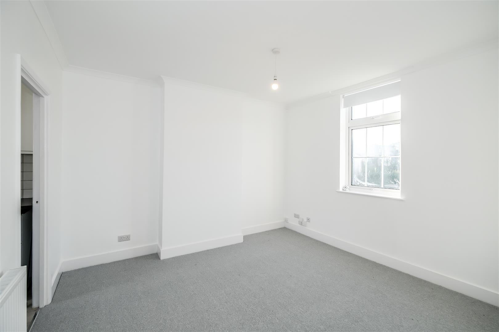 Flat Halstead Road in Greater London