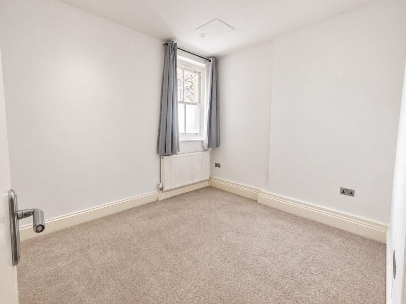 Flat Golders Green Road in Greater London