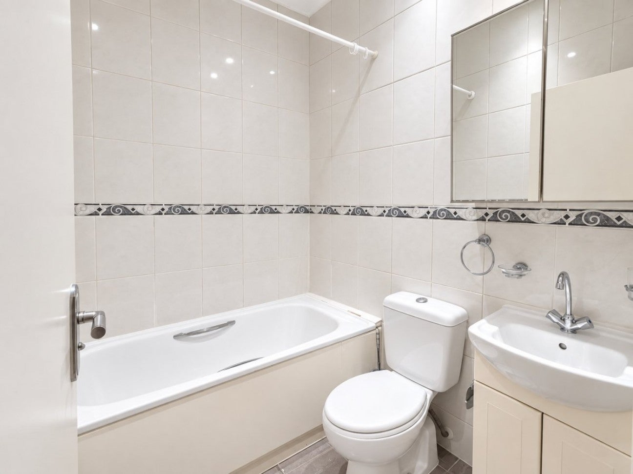 Flat Golders Green Road in Greater London