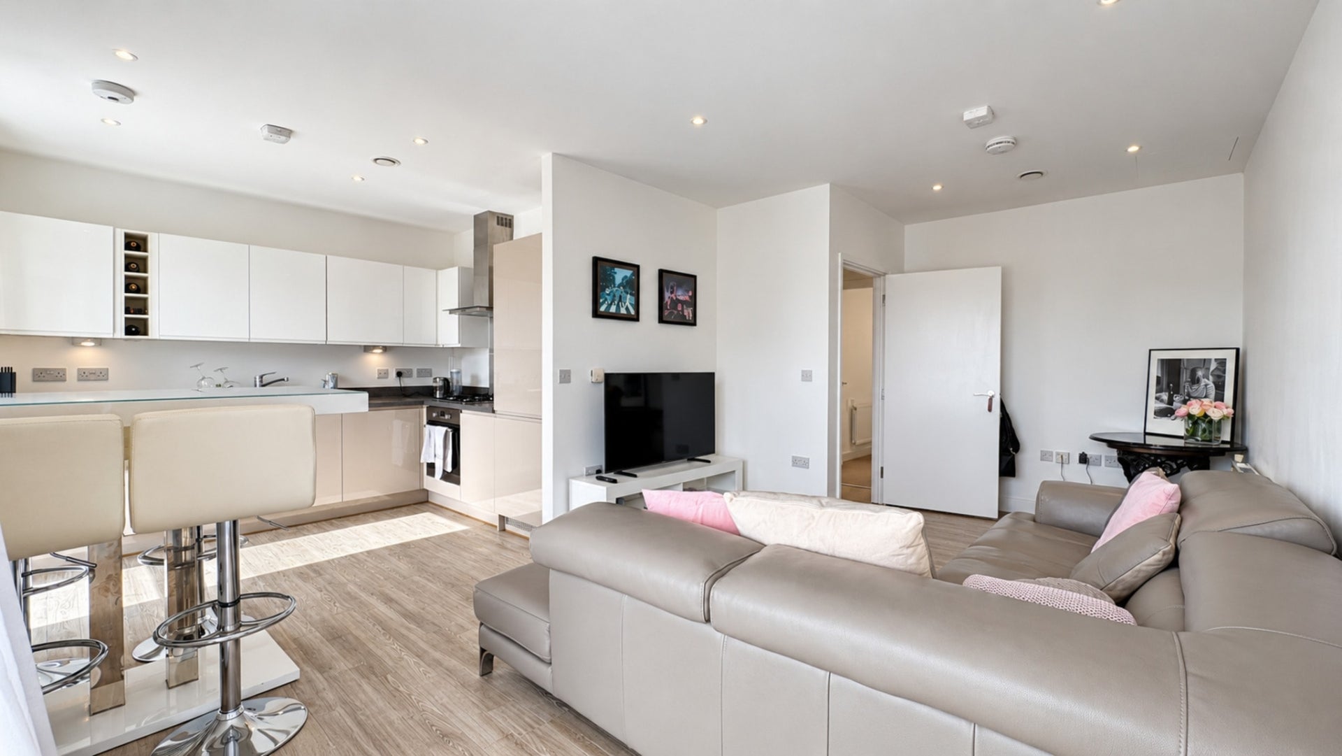 Flat Hilltop Avenue in Greater London