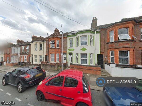 Flat Lyndhurst Road in Luton