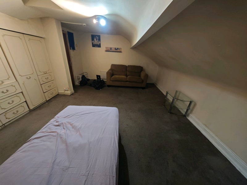 Room Cromwell Road in Salford