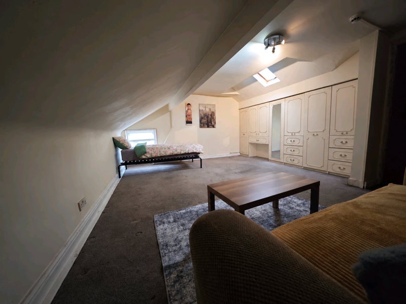 Room Cromwell Road in Salford