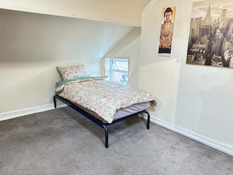 Room Cromwell Road in Salford