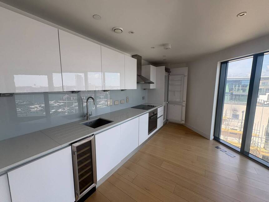 Flat Canute Road in Southampton