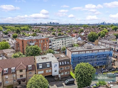 Flat Raglan Road in Greater London