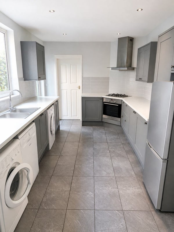Room Ansdell Avenue in Manchester