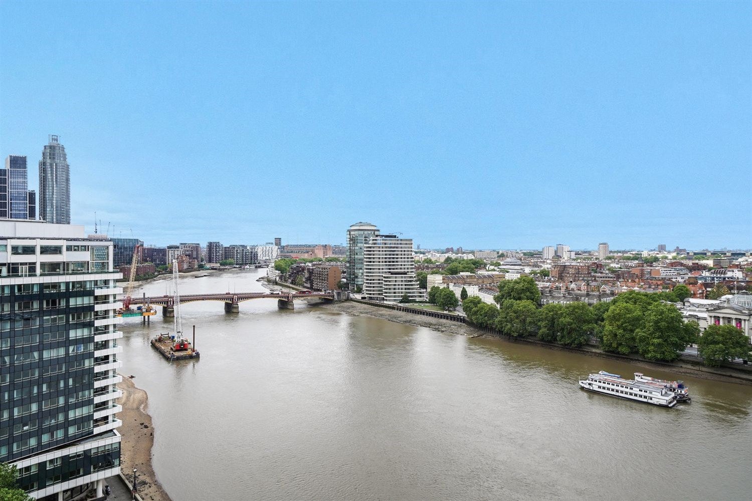 Flat Albert Embankment in Greater London