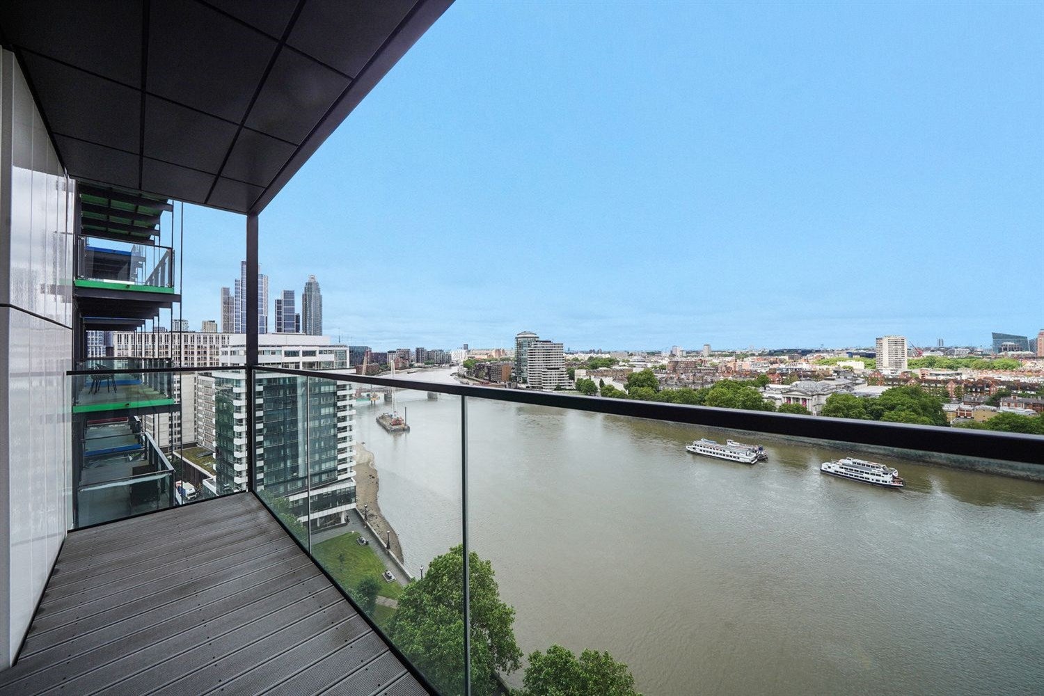 Flat Albert Embankment in Greater London