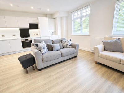 Flat Kestrel Close in Brentwood