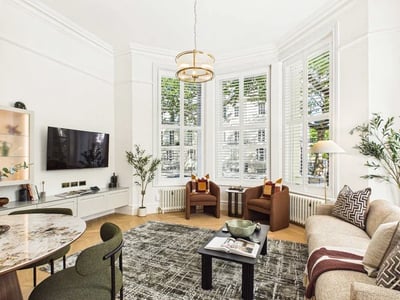 Flat Holland Park Gardens in Greater London