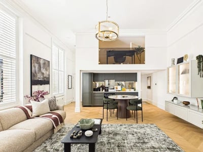Flat Holland Park Gardens in Greater London
