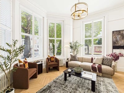 Flat Holland Park Gardens in Greater London