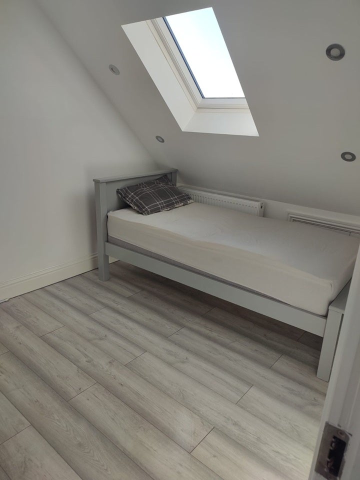 Room Charlton Crescent in Greater London
