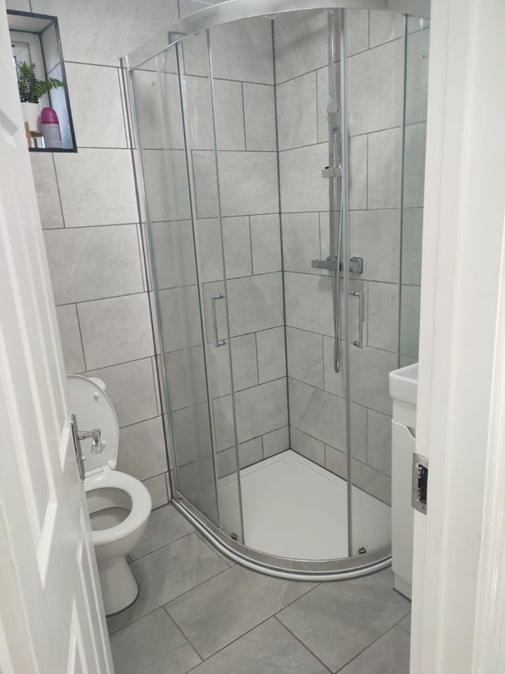 Room Charlton Crescent in Greater London