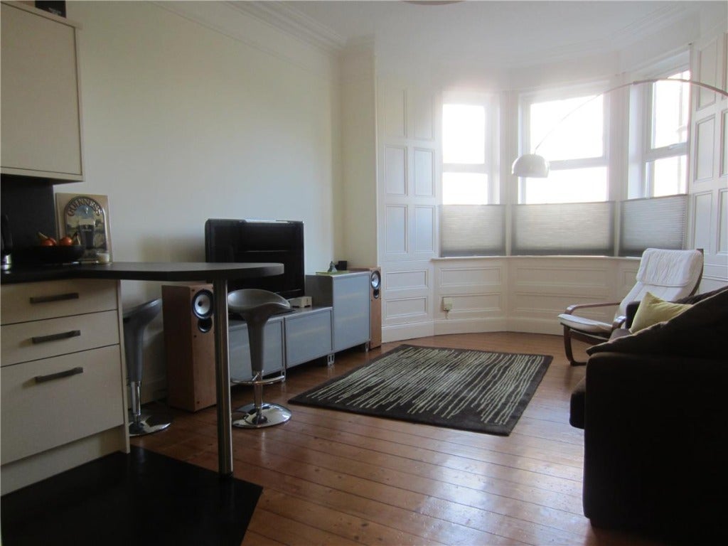 Flat Meadowbank Crescent in City of Edinburgh