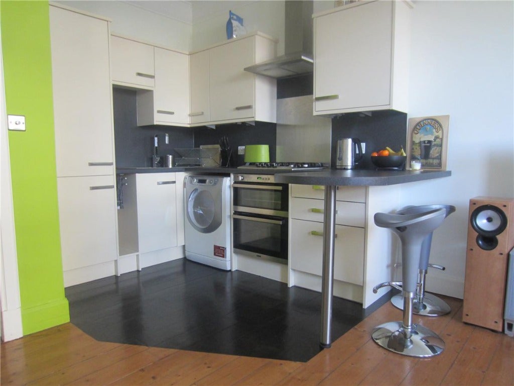 Flat Meadowbank Crescent in City of Edinburgh
