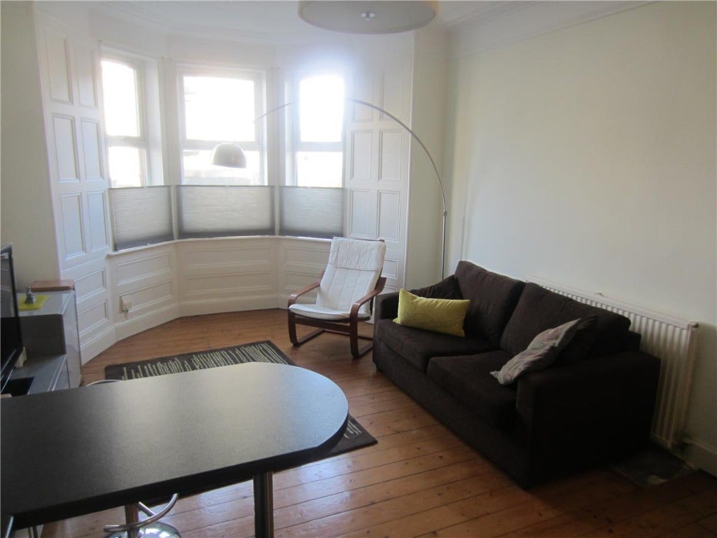 Flat Meadowbank Crescent in City of Edinburgh