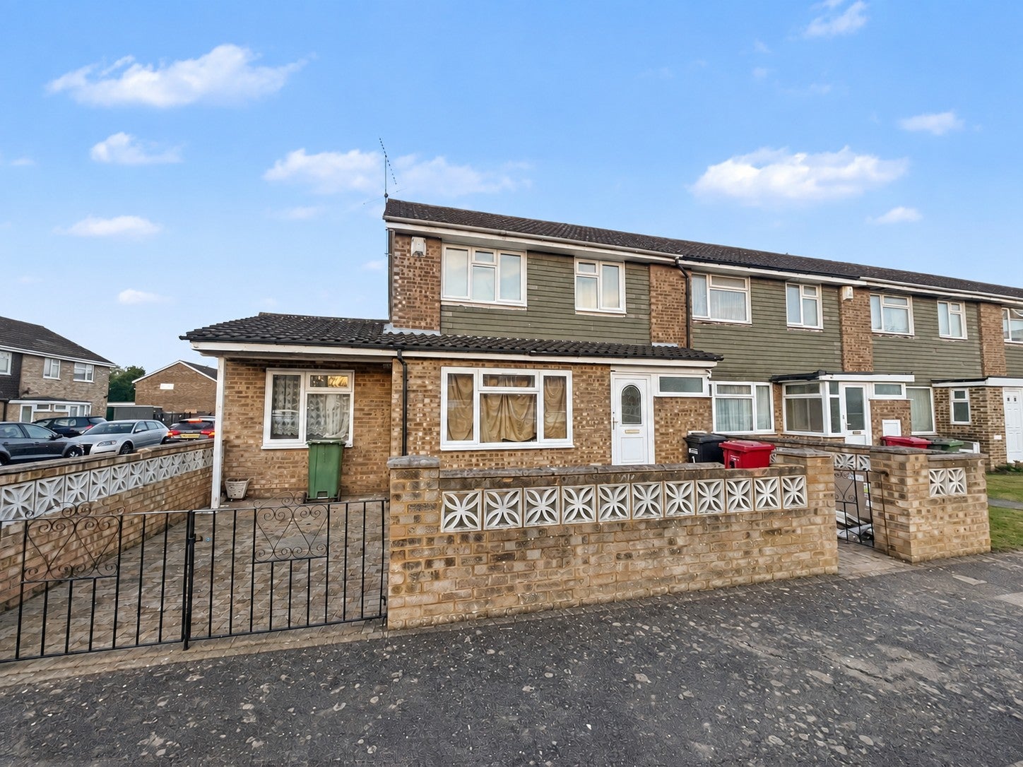 House Rowan Way in Slough