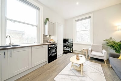 Flat Chiswick High Road in Greater London