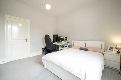 Flat Chiswick High Road in Greater London