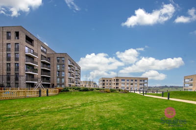 Flat Burtonhole Lane in Greater London