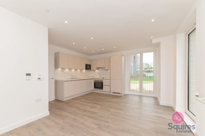 Flat Burtonhole Lane in Greater London