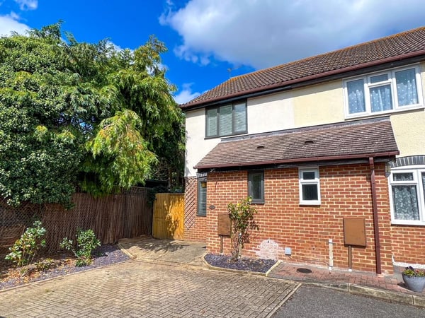 House Bishop Fox Way in Walton on Thames