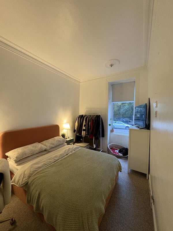 Room Dumbarton Road in Glasgow