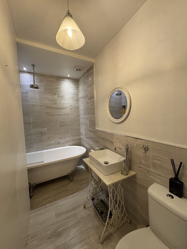 Room Dumbarton Road in Glasgow