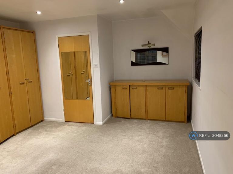 Flat Home Farm in Warwick