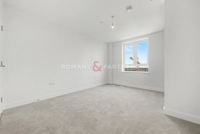 Flat Chequers Lane in Greater London