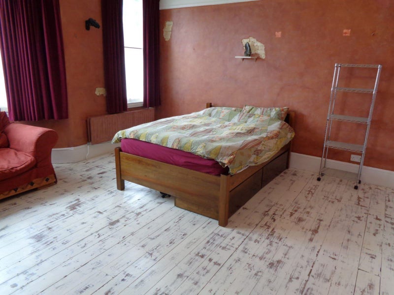 Room Hurst Road in Greater London