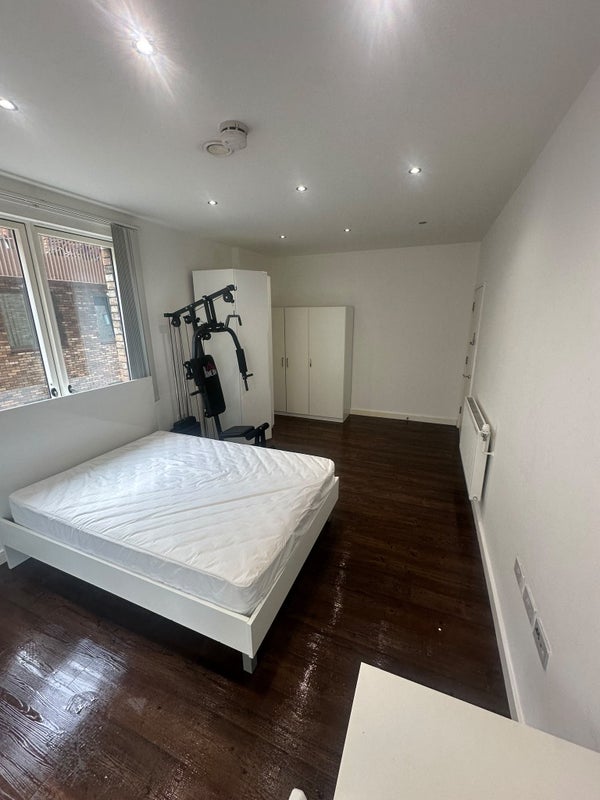 Room Frobisher Yard in Greater London