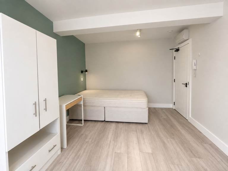 Flat Abercorn Crescent in Greater London