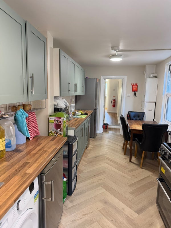 Room Crescent Road in Greater London