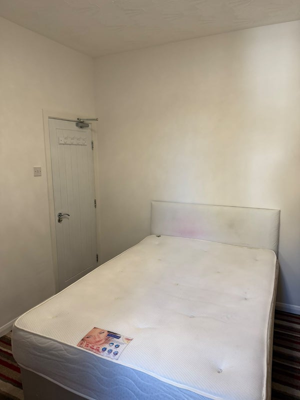Room Crescent Road in Greater London