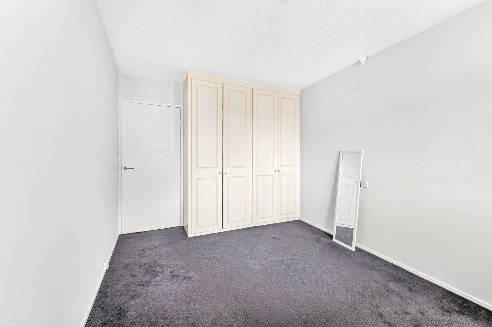 Flat Wynford Road in Greater London