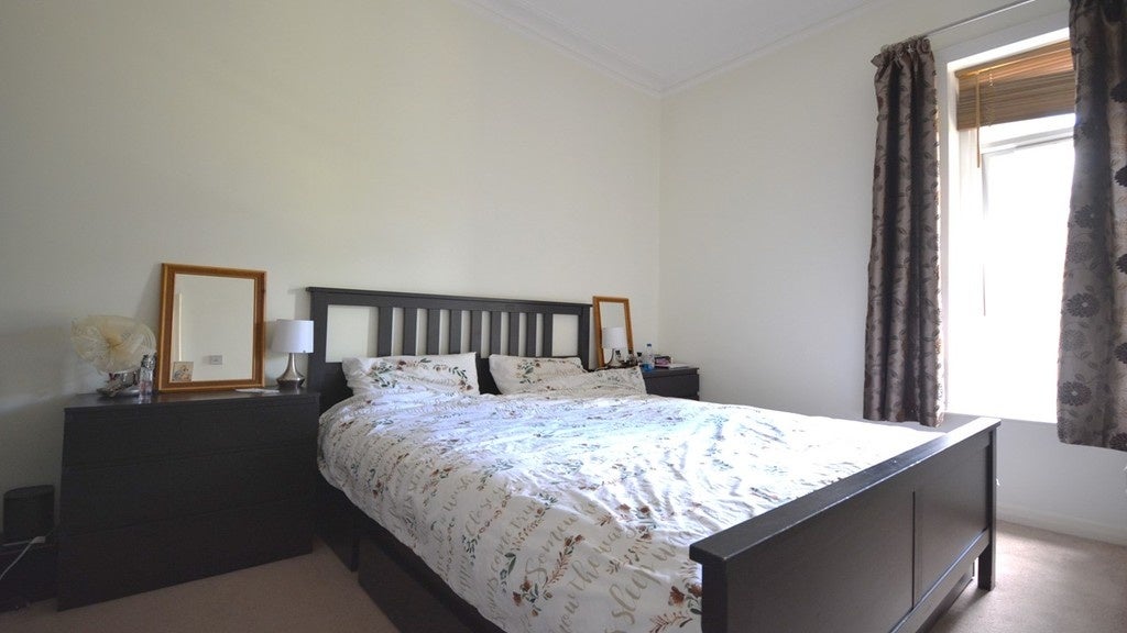 Flat Coombe Lane in Greater London