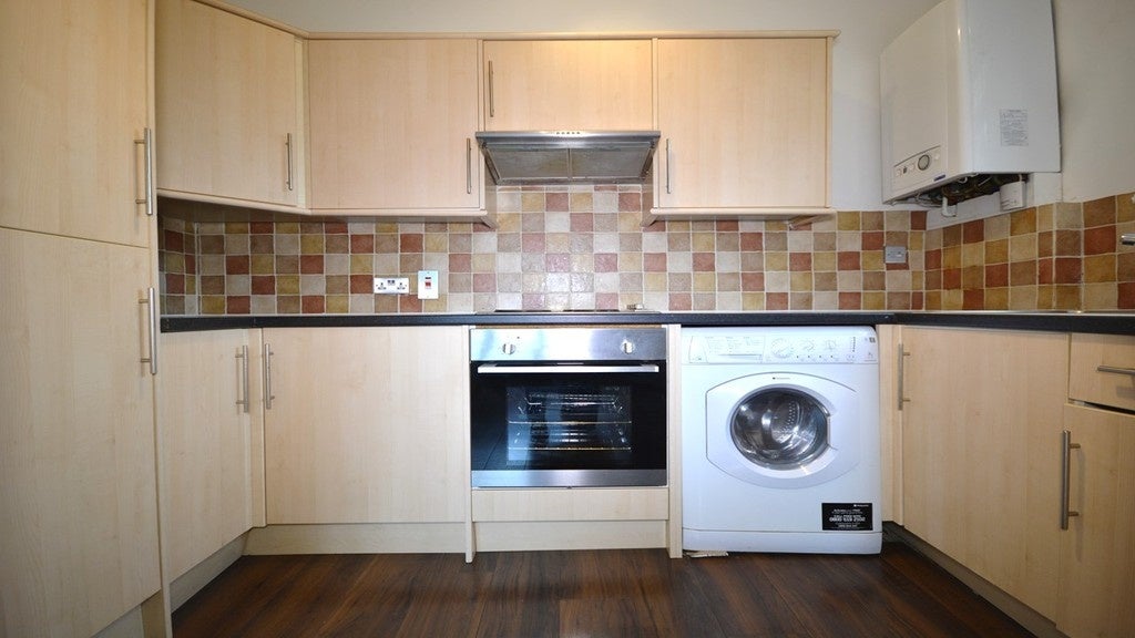 Flat Coombe Lane in Greater London