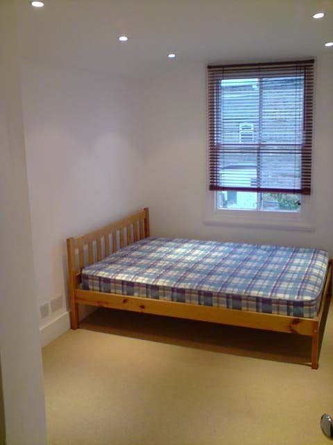 Flat Gathorne Road in Greater London