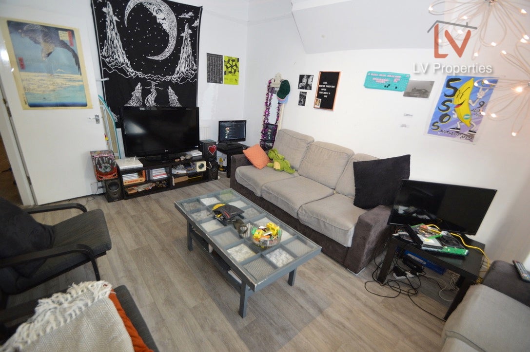 Flat Burchett Place in Leeds