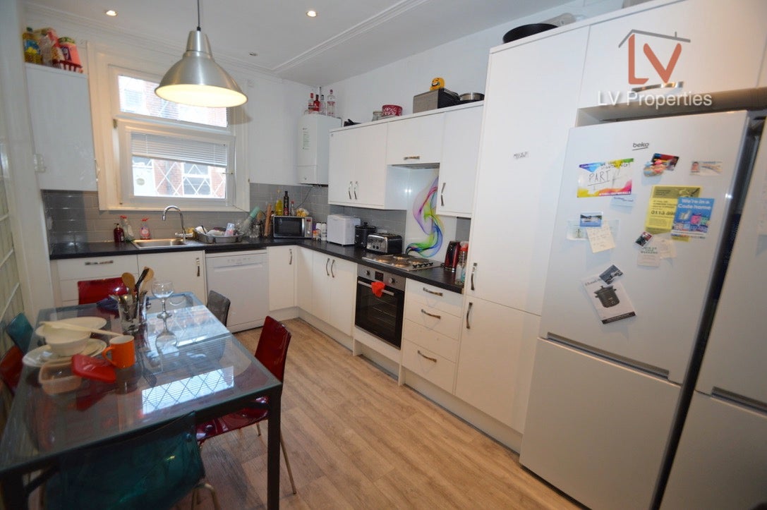 Flat Burchett Place in Leeds