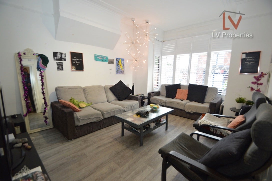 Flat Burchett Place in Leeds