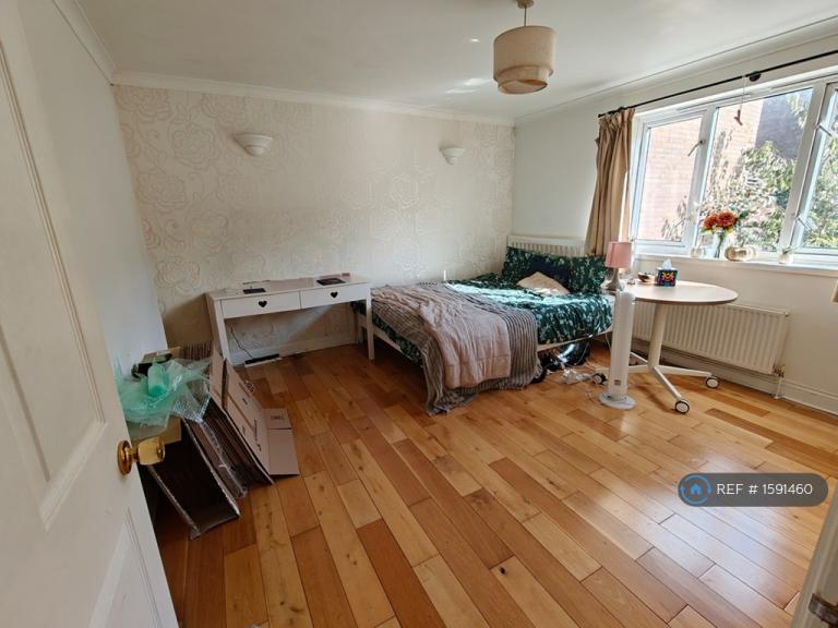 Flat Acacia Close in Greater London