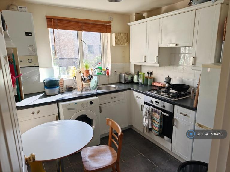 Flat Acacia Close in Greater London